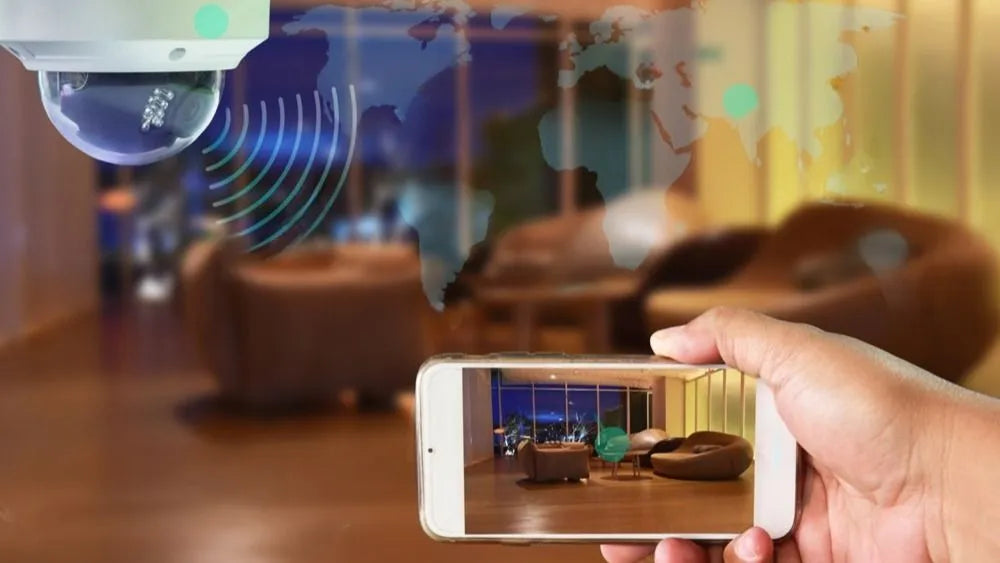 Comment puis-je surveiller ma maison à distance ?